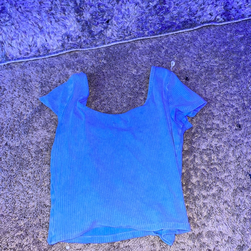 Blue cropped T shirt